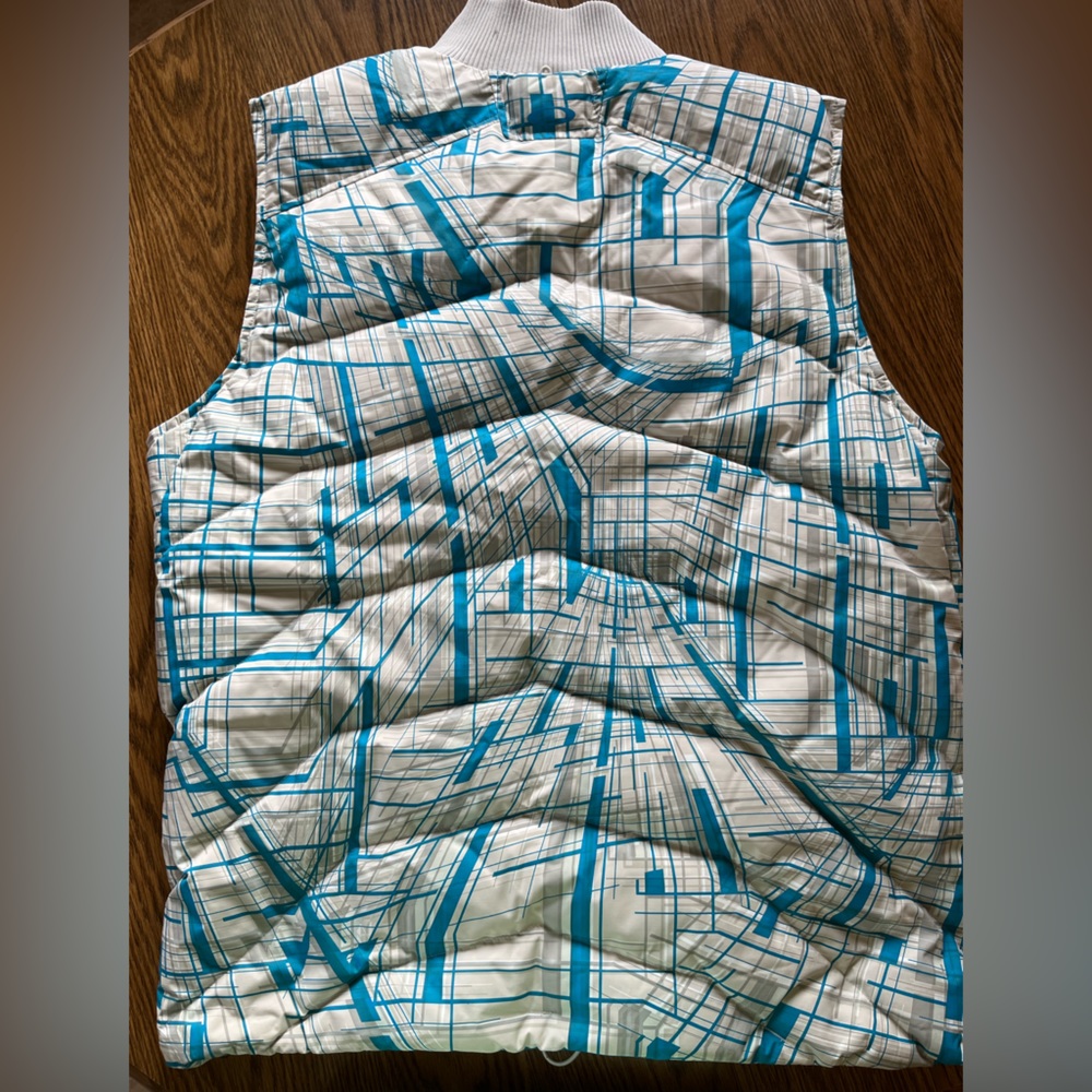 Oakley snowboard vest. - Picture 9 of 10
